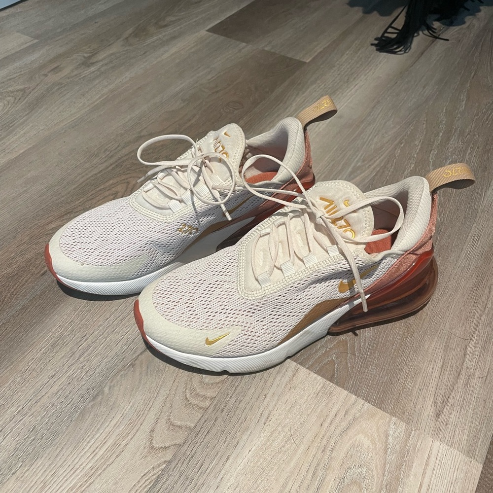 NIKE WOMENS AIR MAX 270 'LIGHT CREAM' /METALLIC GOLD-TERRA Size 6
